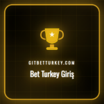 Bet Turkey giriş ekranını gösteren bir dizüstü bilgisayar ve kahve fincanı.